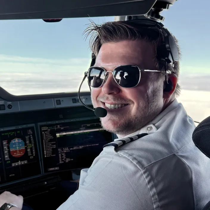 Me wearing a Boeing hat, contrary to my license entitlement! Maybe one day.